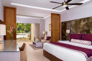 蓬塔卡纳Dreams Royal Beach Punta Cana - All Inclusive的一间卧室设有一张床和一间客厅。