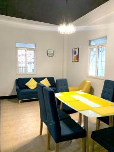 巴拿马城Centrico Apartamento Barrio de La Exposición的客厅配有黄色桌子和沙发