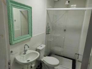 圣保罗Casa Ecotrips Barra Funda - Hostel的浴室配有卫生间、盥洗盆和淋浴。