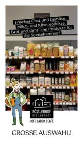 Rösslerhof Ferienwohnung Stiller Bach的食品架前有标志的商店