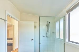 纳拉宾NRMA悉尼湖畔假日公园的带淋浴的浴室和玻璃门