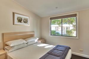 纳拉宾NRMA悉尼湖畔假日公园的一间卧室设有一张床和一个窗口