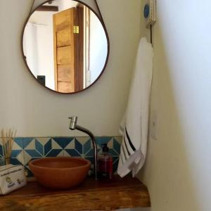 大塞拉Casa Flor de Dendê, Serra Grande, Bahia的一间带木制水槽和镜子的浴室