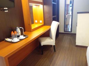 龙目岛库塔Segara Anak Hotel的一张桌子,椅子和镜子在房间内