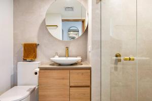 黄金海岸Chic beachside getaway 2BR 2Bath Fully Equipped的一间带水槽和镜子的浴室