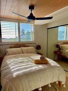 黄金海岸Chic beachside getaway 2BR 2Bath Fully Equipped的一间卧室配有一张大床和吊扇