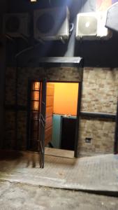 蒙得维的亚Montevideo Apartamento centro a estrenar comodo的砖墙房间的一扇门
