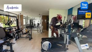 阿拉卡茹Apartamento Novo - Próximo ao Shopping Jardins的健身房里跑步机上的男人