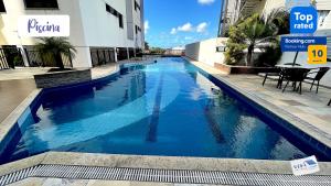 阿拉卡茹Apartamento Novo - Próximo ao Shopping Jardins的大楼中央的大型游泳池