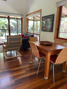 Kin KinKin Kin Cottage Retreat的客厅配有木桌和椅子
