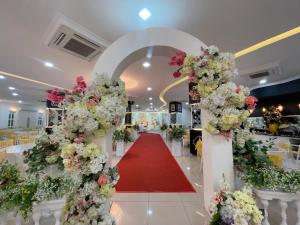 关丹DSH Hotel的婚礼过道,花朵和红地毯