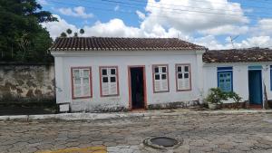 戈亚斯MAEVE Quarto Mata的一间白色的小房子,有红色的门