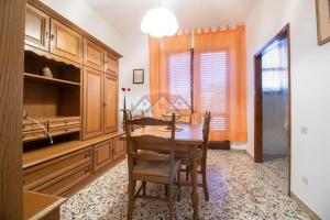 波马兰切2-bedroom apartment in heart of Tuscany with free parking的一间带木桌和椅子的用餐室