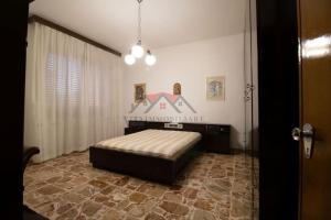 波马兰切2-bedroom apartment in heart of Tuscany with free parking的卧室中间设有一张床