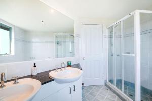 黄金海岸主要海滩沃特福德度假村的一间带两个盥洗盆和淋浴的浴室