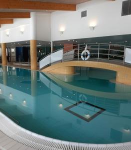 萨洛Lehmirannan Lomakeskus的蓝色建筑中的一个大型游泳池