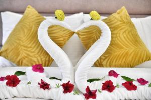 科威特Al Salam Hotel的床上用毛巾制成的两天鹅