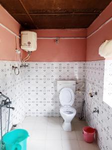 Sukhia PokhariDilpali Home Cum Farm stay的一间带卫生间和粉红色墙壁的浴室