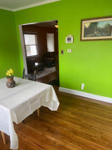 亚特兰大Cozy comfortable PRIVATE BEDROOMS的绿色的客房设有桌子和绿色的墙壁