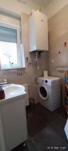 萨格勒布Apartman Zelengaj的一间带水槽和洗衣机的浴室