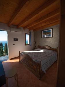 热那亚S.伊拉里奥农家乐的一间卧室设有一张床和一个大窗户