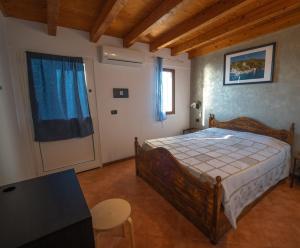 热那亚S.伊拉里奥农家乐的一间卧室配有一张床、一张桌子和一个窗户。