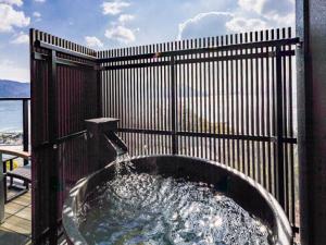 廿日市LiVEMAX RESORT Miyahama Ocean View的阳台的热水浴池