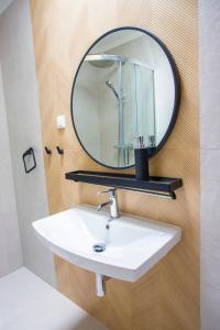 克雷尼察Farys - świetna lokalizacja, sauna, jacuzzi, piękne widoki z okien的浴室设有水槽和墙上的镜子