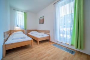 伏尔塔瓦河畔利普诺Apartment Riviera 507-6 Lipno Home的一间卧室设有两张床和大窗户