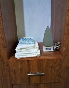 Fine Living - Busia的木柜,有一堆毛巾和体重秤