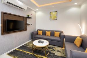 吉达Mirada Purple - Al Waha的客厅配有两张沙发和一台电视机