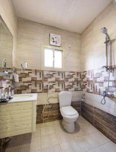 吉达Mirada Purple - Al Waha的浴室配有卫生间、盥洗盆和淋浴。