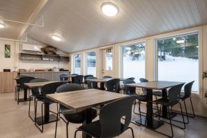 摩城Skillevollen Motell的用餐室设有桌椅和窗户。