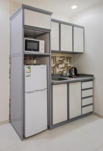 吉达Mirada Purple - Al Waha的厨房配有冰箱和微波炉。