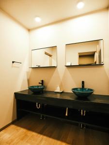 古川町SATOYAMA STAY - TONO MACHI -的浴室设有2个水槽和镜子