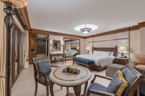 长滩岛赫纳恩丽景湾spa酒店的酒店客房带一张床、一张桌子和椅子