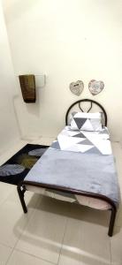 甘孟RaiRai Homestay Gambang的小型客房内的一张床位。