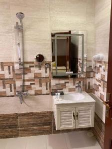 吉达Mirada Purple - Al Waha的一间带水槽和镜子的浴室