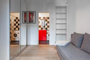 米兰Turro Cozy Apartment的带沙发和红色冰箱的客厅