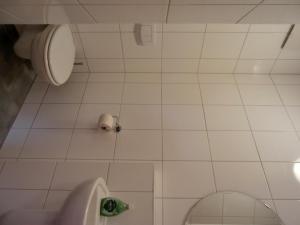 HirschburgFerienwohnung NH10的浴室铺有白色瓷砖地板,设有卫生间。