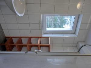 HirschburgFerienwohnung NH10的一间带水槽、窗户和浴缸的浴室