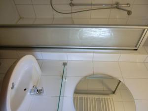 HirschburgFerienwohnung NH14的浴室设有白色水槽和镜子