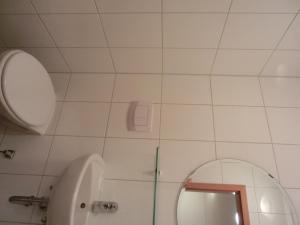 HirschburgFerienwohnung NH14的一间带卫生间和镜子的浴室
