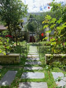 南特La laiterie de la Plume的一座带温室和石头路径的花园