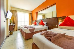 内罗毕里约酒店的酒店客房,设有两张床和镜子