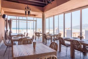 塔里法Tarifa Lances by QHotels的一间设有桌椅的海景餐厅