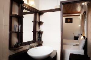 琅勃拉邦Villa Senesouk Luang Prabang的一间带白色水槽和窗户的浴室