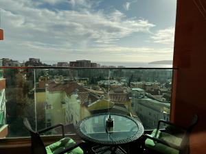 瓦尔纳Breathtaking sea view apartment的市景客房 - 带桌子
