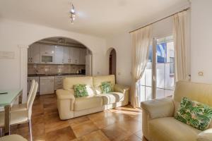 弗拉门卡海滩5 bedroom Villa private pool的客厅配有两张沙发和一张桌子