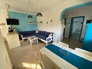 艾斯普罗瓦塔Asprovalta SUNNY HOUSE的客厅配有蓝色的沙发和桌子